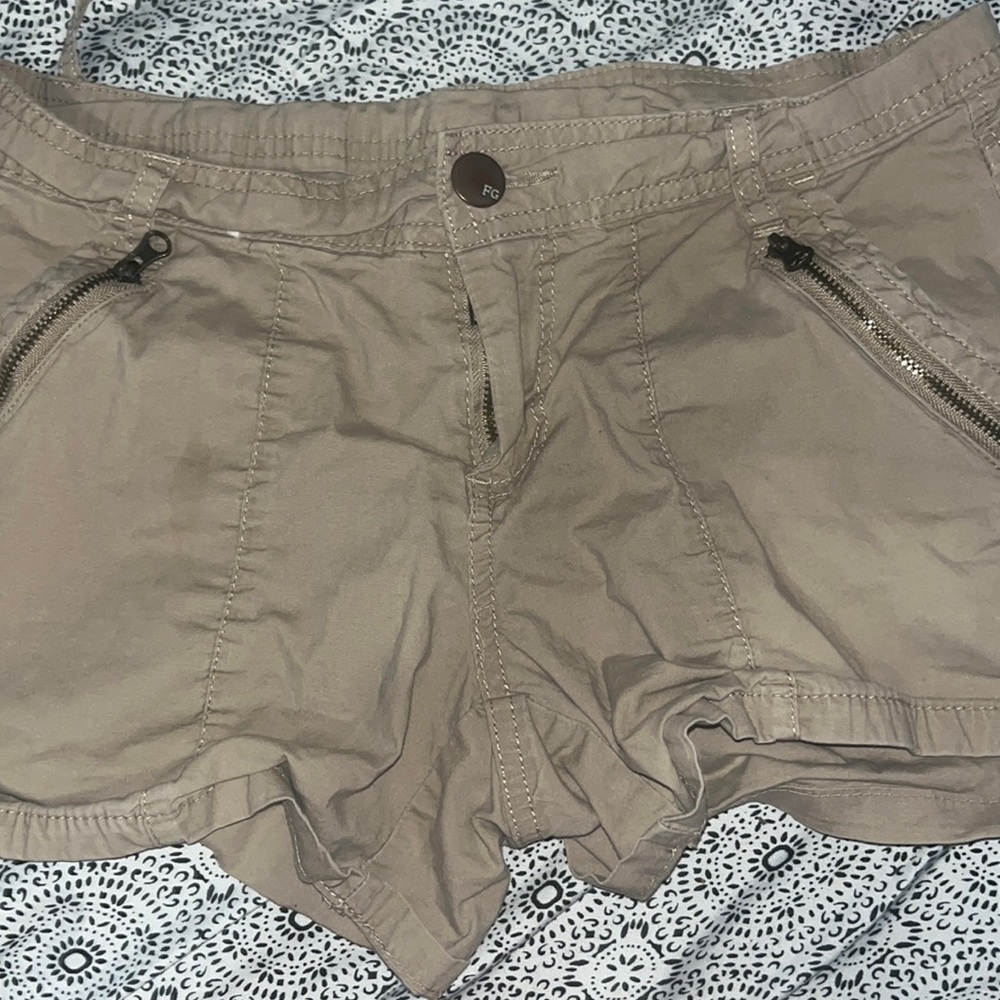selling because i dont like the color and they dont fit me anymore